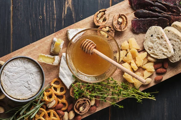 Degustación Diferentes Tipos Queso Miel Frutos Secos Hierbas Ciabatta Salchichas —  Fotos de Stock