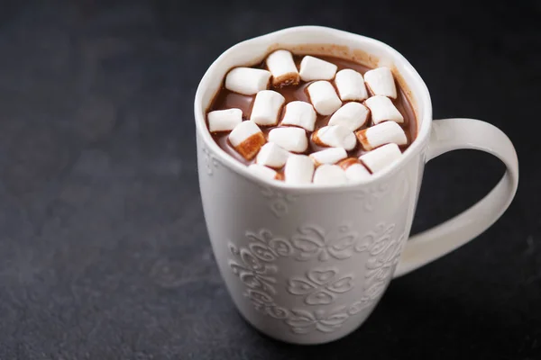 Taza Chocolate Caliente Con Malvaviscos Sobre Fondo Oscuro Taza Blanca —  Fotos de Stock