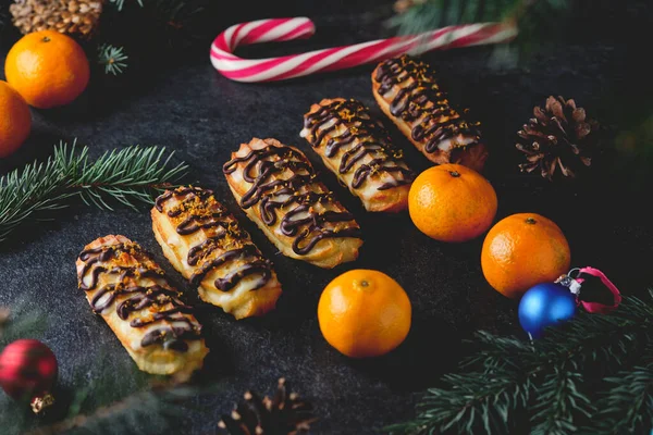 Finom Karácsonyi Desszert Eclair Mandarin Kurd Töltelékkel Csokoládéba Áztatva Mandarin — Stock Fotó
