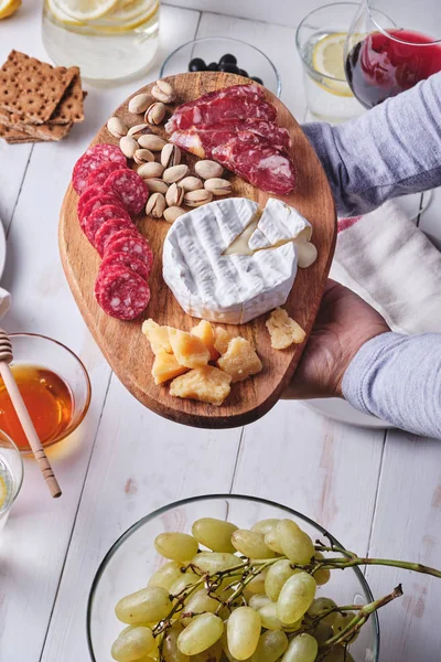 Chica Prepara Una Cena Romántica Para Dos Delicias Queso Salchichas —  Fotos de Stock