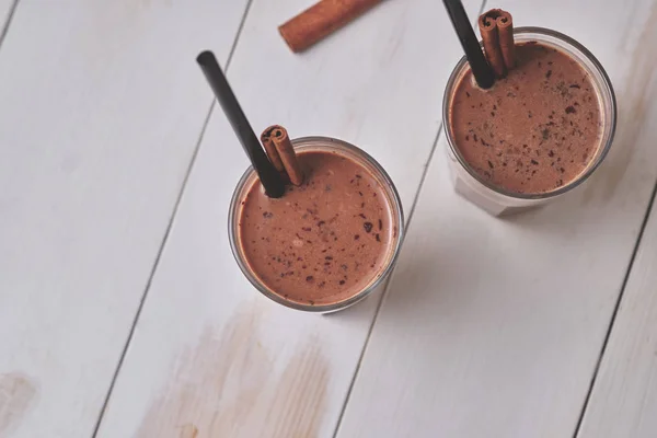 Milkshake Cioccolato Con Cannella Una Tazza Vetro Tavolo Legno Bianco — Foto Stock