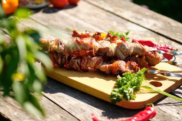 Ahşap Bir Masada Taze Pişirilmiş Barbekü Sebzeler Doğada Yaz Yemeği — Stok fotoğraf