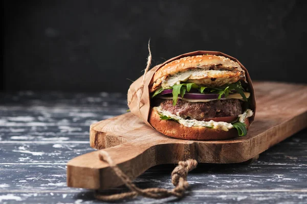 Close Hambúrguer Com Água Boca Com Carne Grelhada Legumes Frescos — Fotografia de Stock