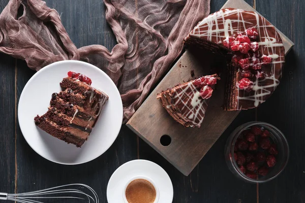 Ein Stück Kuchen Mit Schokolade Und Kirsche Auf Einem Teller — Stockfoto