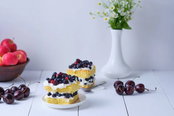 Bolo Esponja Com Frutas Frescas Creme Coalhada Para Amantes Sobremesa — Fotografia de Stock