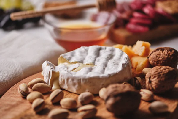 Deliciosos Productos Para Una Cena Romántica Queso Camembert Parmesano Salchichas —  Fotos de Stock