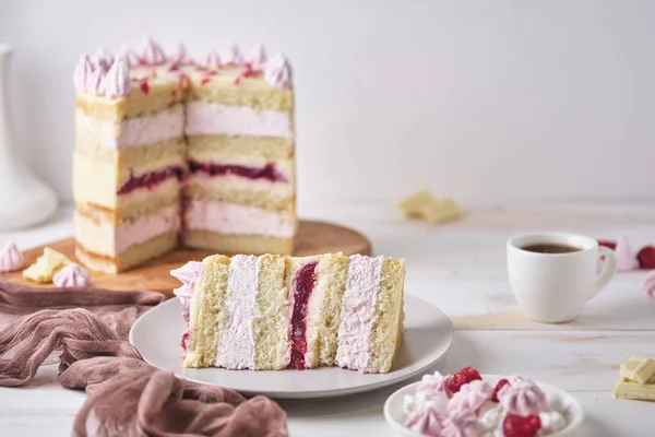 Taart Met Witte Chocolade Kers Een Houten Bord Een Witte — Stockfoto