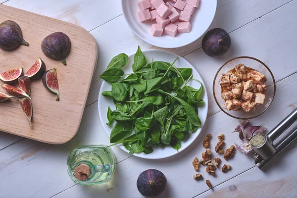 Ncirli Salata Yapma Süreci Beyaz Ahşap Masada Salata Malzemeler Hazır — Stok fotoğraf