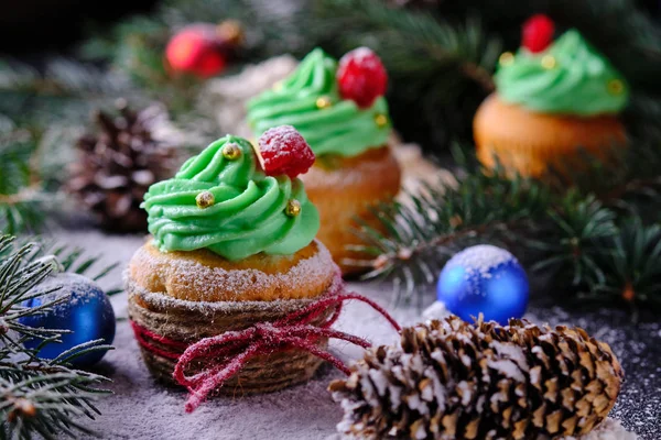 Pastelitos Navidad Bosque Festivo Nevado Postre Para Celebración Año Nuevo — Foto de Stock