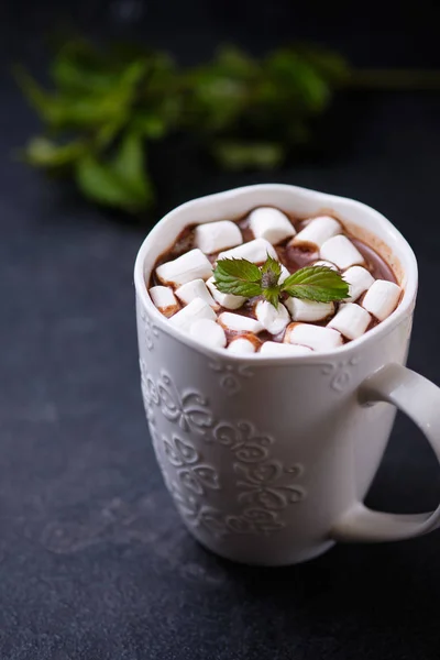 Una Taza Chocolate Caliente Menta Con Malvaviscos Sobre Fondo Oscuro —  Fotos de Stock