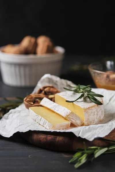 Deliciosos Bocadillos Queso Brie Primer Plano Una Tabla Madera Miel —  Fotos de Stock