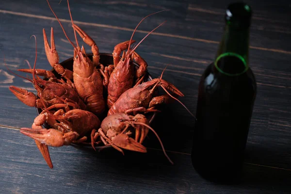 Cangrejo Río Cocido Rojo Plato Una Botella Fría Cerveza Gran — Foto de Stock