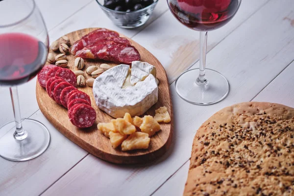 Delicias Queso Salchichas Nueces Copas Con Vino Una Vieja Mesa —  Fotos de Stock