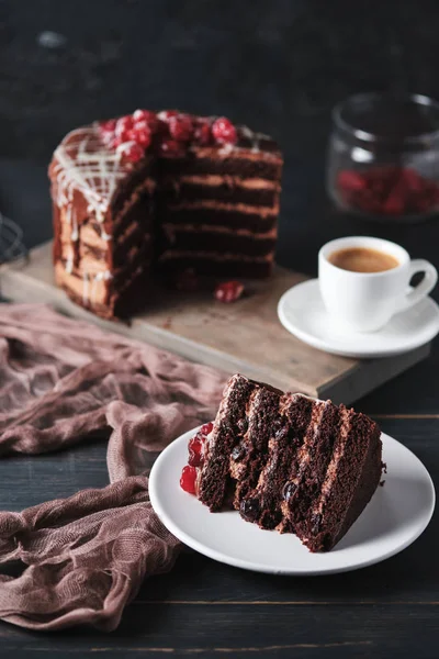 Una Fetta Torta Con Cioccolato Ciliegia Piatto Una Tazza Espresso — Foto Stock