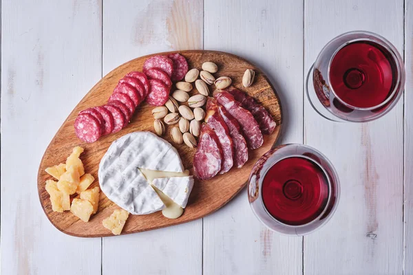 Delicias Queso Salchichas Nueces Copas Con Vino Una Vieja Mesa —  Fotos de Stock