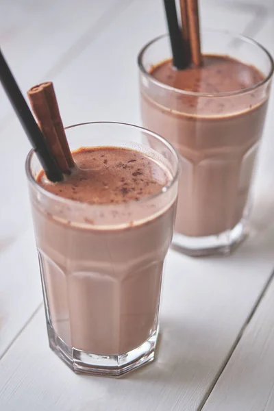 Batido Chocolate Con Canela Una Taza Vidrio Sobre Una Mesa —  Fotos de Stock