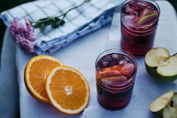 Cóctel Alcohólico Español Vino Frutas Sangria Vasos Con Hielo Rodajas — Foto de Stock