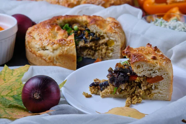 Pezzo Torta Autunnale Fatta Casa Affettato Con Carne Cipolle Peperone — Foto Stock