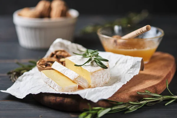 Deliciosos Bocadillos Queso Brie Primer Plano Una Tabla Madera Miel —  Fotos de Stock