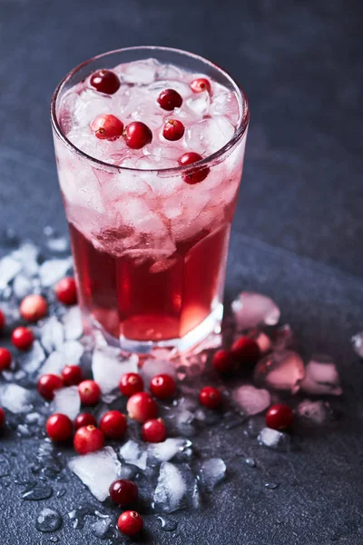 Alkoholischer Cocktail Kabeljau mit Wodka, Preiselbeersaft und Eis. — Stockfoto