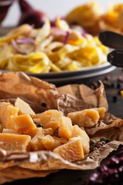 Mutfak masasında parmesan peyniri parçaları. Akşam yemeği için kalamar makarnası..