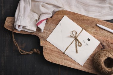 Sevgililer Günü için romantik bir hediye. Eski ahşap bir masada aşk mektubu. Retro biçim fotoğrafı.