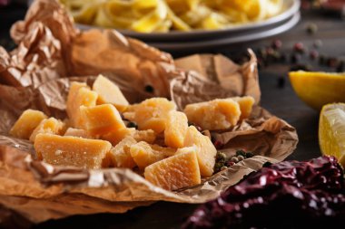 Mutfak masasında parmesan peyniri parçaları. Akşam yemeği için kalamar makarnası..