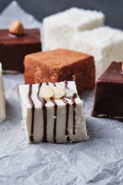 Çikolatalı, hindistan cevizli ya da kakaolu sütlü sufle. Çeşitli ev yapımı şeker güvercinleri sütlü.. 