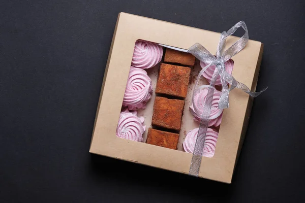 Çikolatalı, hindistan cevizli ya da kakaolu sufle sütü tatlısı. Şekerler hediye kutusunda paketlenir. Tatlı güvercin sütü hediye 