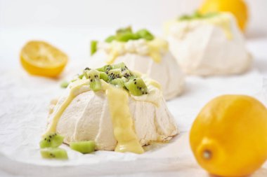 Peynir kremalı Pavlova keki, limonlu Kürt, kivi ve armut..