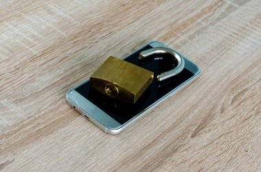 Kırık bir akıllı telefona asma kilit, internet ve teknoloji güvenlik ihlali konsepti veya veri hırsızlığı