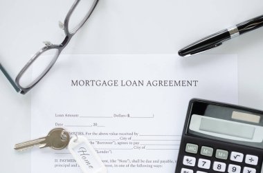 İpotek kredisi sözleşmesi konsepti, hesap makinesi, anahtar ve konut kredisi formunda ya da sözleşmede yer alır. Üst görünüm.