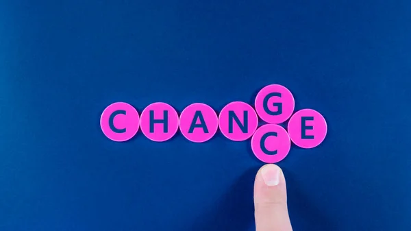 Dedo Indicador Homem Negócios Mudando Letras Para Transformar Sinal Mudança — Fotografia de Stock