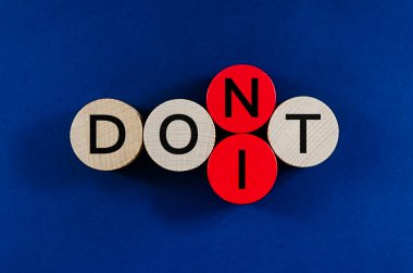 Kelimenin kavramsal görüntüsü. Ahşap kazıklara yazma. Sondan ikinci çemberin yerine 