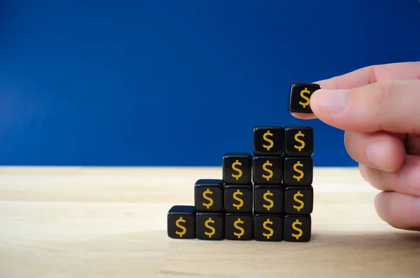 Бизнесмен Собирает Черные Кубики Золотыми Знаками Евро Форме Пирамиды Концептуальном — стоковое фото