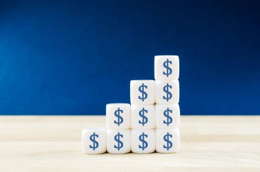 Üzerinde dolar işareti olan beyaz blokların büyüme şekli kar ve güç kavramsal imajı..