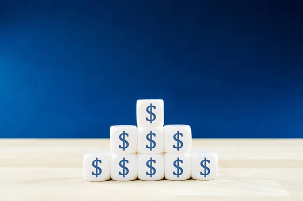 Beyaz postanın piramit şeklindeki temeli üzerinde dolar işareti olan kağıt üzerinde kar ve güç kavramsal bir imaj çiziyor..
