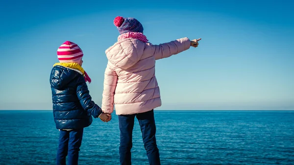 Close Shot Image Two Kids Standing Sea Shore Holding Hands — Stock Photo, Image