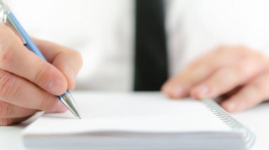 İşadamı boş bir not defterine not almaya hazır.