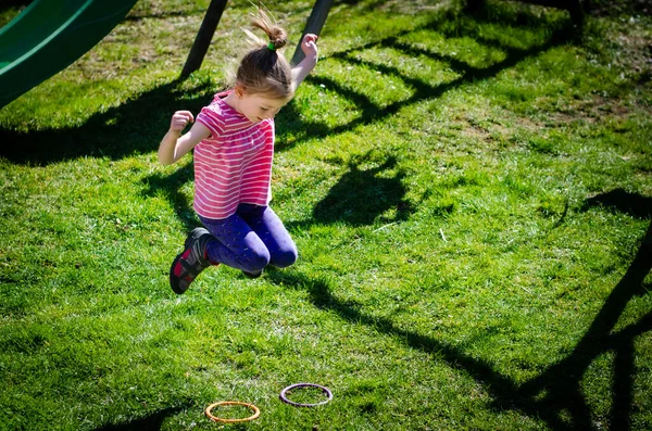 Κορίτσι Παιδί Άλμα Πράσινο Γρασίδι Άνοιξη Πάρκο Για Παιδιά — Φωτογραφία Αρχείου