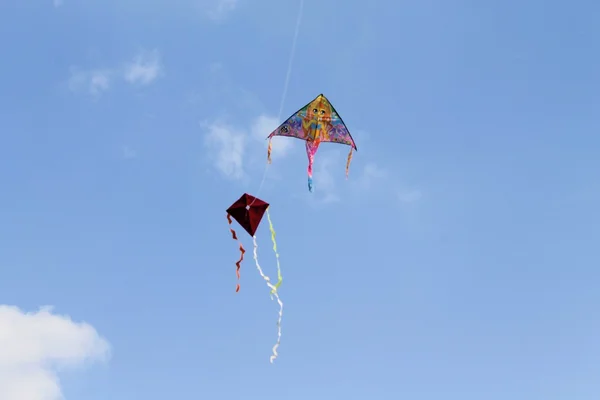 Красочные воздушные змеи, летящие в голубом небе — стоковое фото
