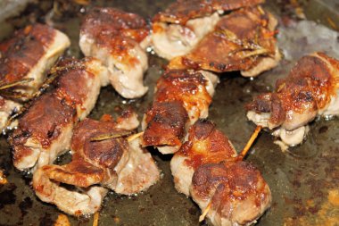 küçük parçalar halinde sarılmış et bir tavada pişmiş