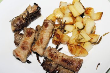 İtalyan yemek whith küçük parçalar et sarılmış, pişmiş patates ve biberiye