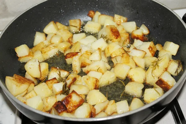 Картофель с маслом, маслом, шалфеем и розмарином для приготовления пищи в кастрюле — стоковое фото