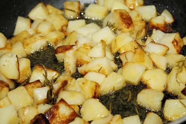 Potatoes with oil, butter, sage and rosemary for cooking in the pot — Stock Photo, Image