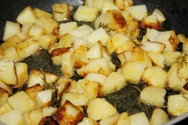 Patatas con aceite, mantequilla, salvia y romero para cocinar en la olla —  Fotos de Stock