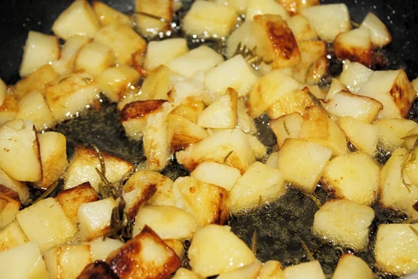 油、バター、セージ、ローズマリー、鍋の調理とポテト — ストック写真