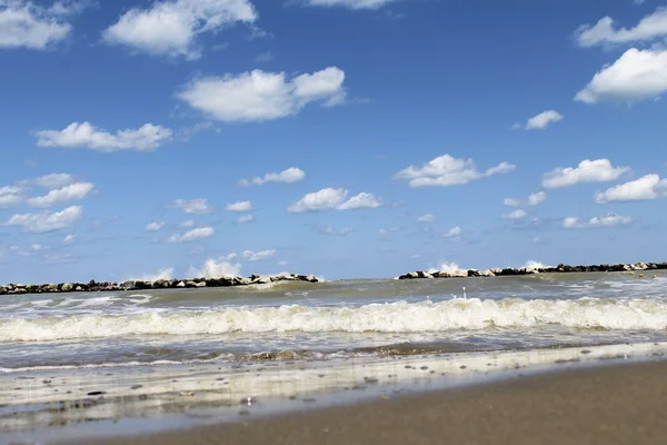 Краєвид на Адріатичне море з Синє небо та хмари — стокове фото