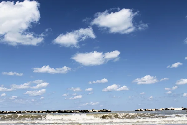 Paisaje del mar Adriático con cielo azul y nubes — Foto de Stock