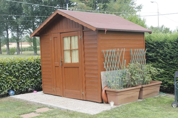 Cobertizo de madera para herramientas en el jardín — Foto de Stock